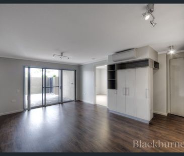 STUNNING APARTMENT, PERFECT LOCATION, QUALITY FINISHES - Photo 1