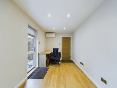 4 bedroom House in Rachaels Lake View, Bracknell - Photo 2