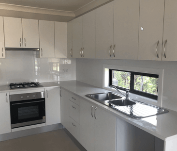 Modern 2 bedroom house ~600m to Train station - Photo 2