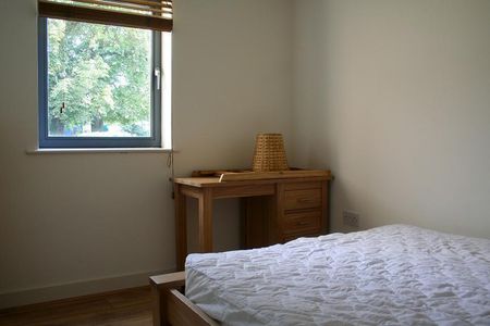 3 bedroom flat to rent - Photo 4