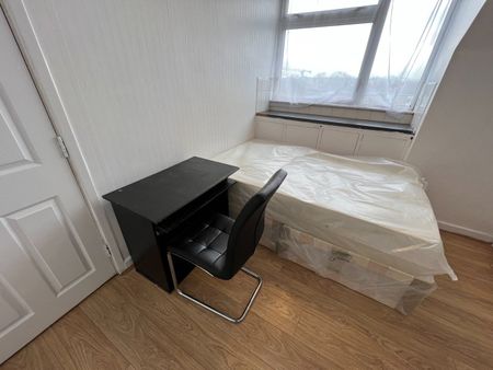 Room in a Shared House, The Limes Avenue, N11 - Photo 3