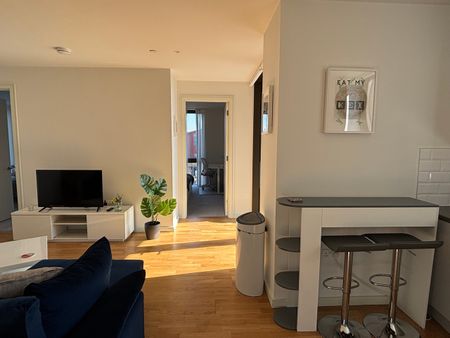 2 Bed Flat, Enterprise Way, SW18 - Photo 4