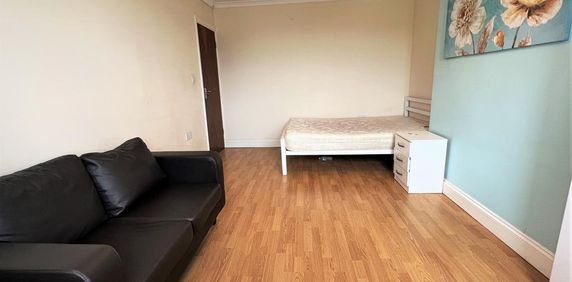 1 bedroom in a house share to rent - Photo 2