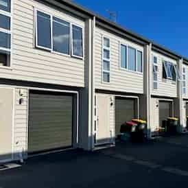 Sunny 3-bedroom townhouse for rent!! - Photo 1