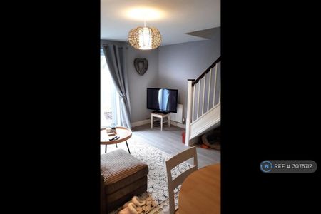 2 bedroom semi-detached house to rent - Photo 2
