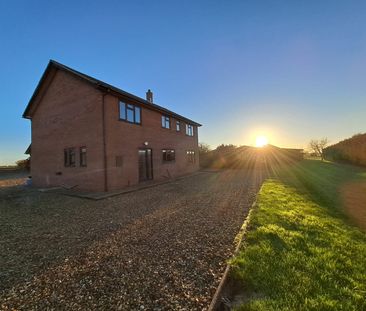 Large 4 Bedroom Rural Property for Rent in Crowland - Photo 2