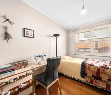 Family Comfort in a Quiet Pocket, Close to Shops & Schools - Photo 6