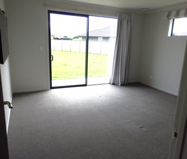 Spacious 5 Bedroom Home in Pukekura Estate - Photo 3