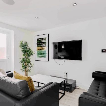 6 Beds 6 Baths - Photo 1