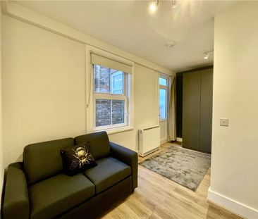 A ground floor apartment with a private garden and a private access... - Photo 3