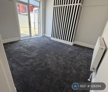 4 bedroom semi-detached house to rent - Photo 4