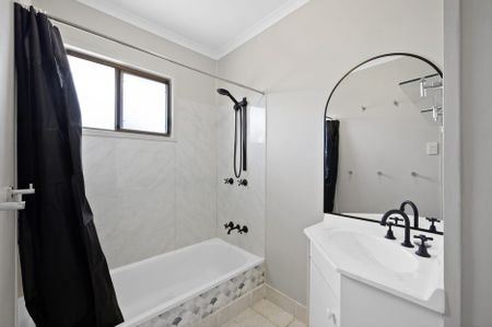 Family home with large shed! - Photo 2