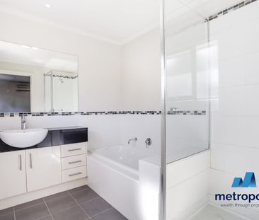PREMIUM MOUNT WAVERLEY TOWNHOUSE WITH SOPHISTICATED STYLE - Photo 5