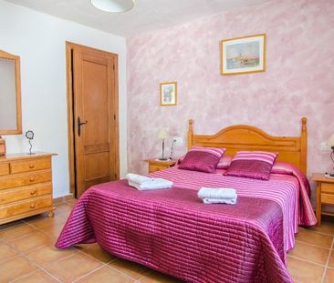 Delightful detached villa with pool and covered exterior kitchen in... - Photo 6