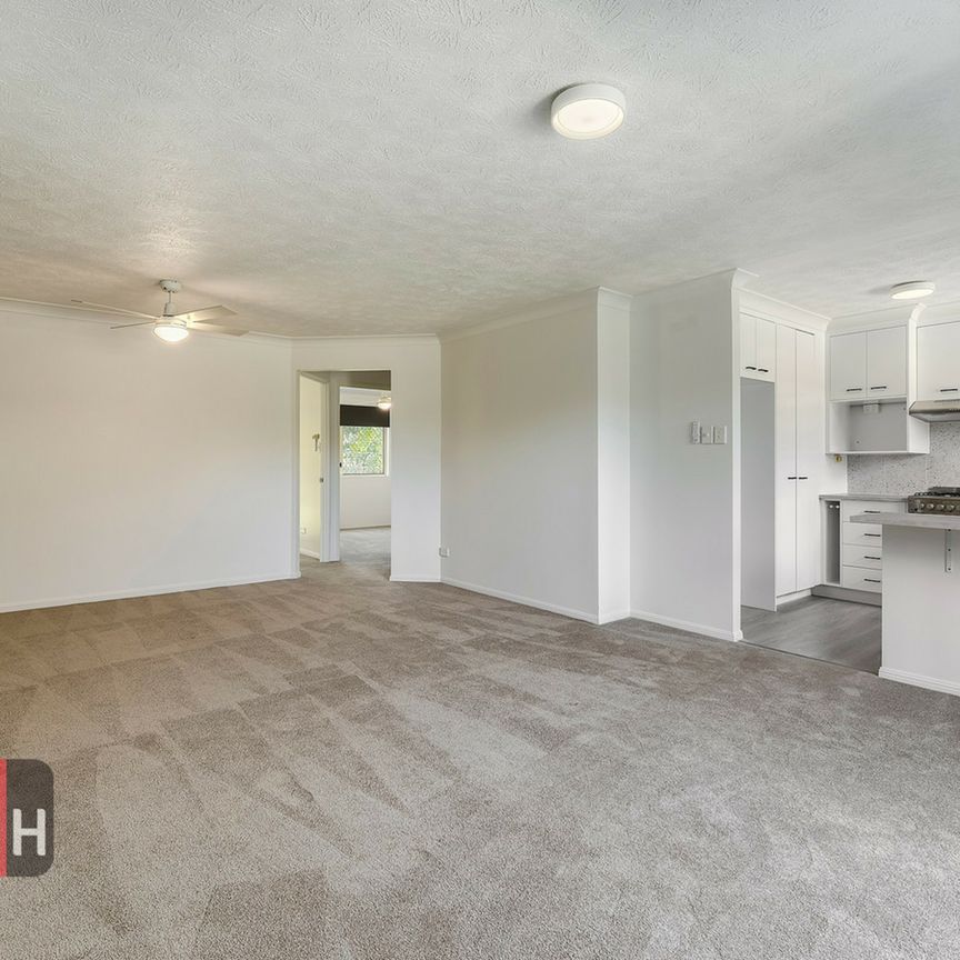 AIR CONDITIONED 2 BEDROOM UNIT - WALK TO TRAIN STATION ! - Photo 1