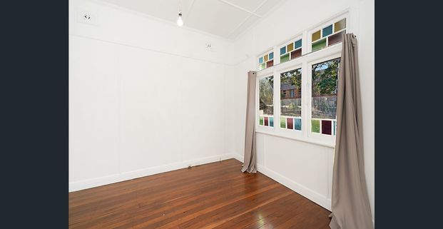 A charming cottage in a most convenient location - Photo 1