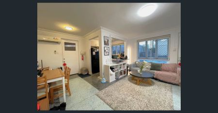 FULLY FURNISHED + WALK TO QUT OR THE CITY!! - Photo 3