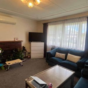 Spacious Three Bedroom Property in New Lynn - Photo 2