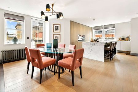 This exceptional three-bedroom duplex apartment is nestled in the heart of Covent Garden. - Photo 5