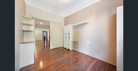 Spacious Beachside Home With Charm & Convenience - Photo 2