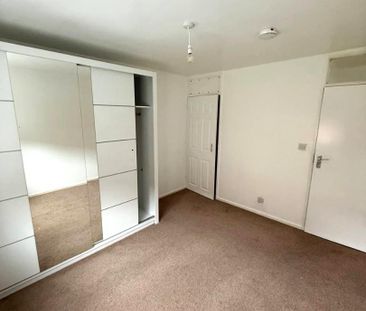 Limes Avenue, Chigwell - Photo 3