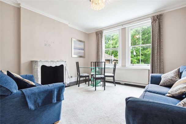 A wonderful three bedroom apartment offering excellent light,whilst boasting a spacious reception room overlooking the peaceful views of the communal gardens. - Photo 1
