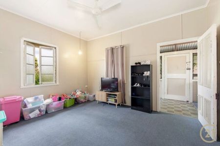 Character Family Home - Photo 2