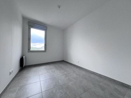 Appartement 3 pièces 64m2 MARSEILLE 9EME 1 048 euros - Photo 3