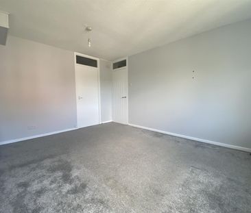 2 bed flat to rent in Springwood Crescent, Edgware, HA8 - Photo 1