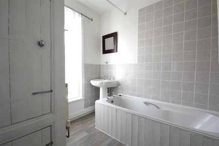 2 Bedroom Flat / Apartment to let - Photo 4