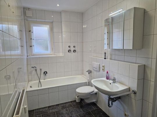 *Charakteristischer Altbau* Zentral gelegene 2-Zimmer-Wohnung mit Gartenanteil & Erker im ersten OG - Photo 1