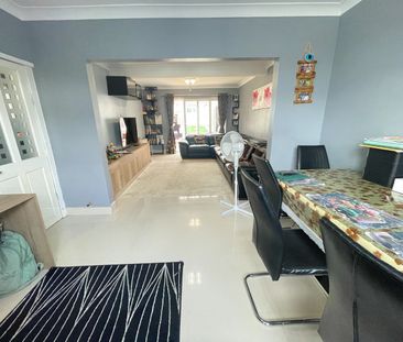 4 bed semi-detached house to rent in Barnhurst Path, Watford, WD19 - Photo 1