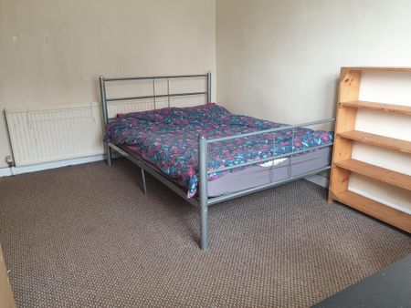 4 bedroom end of terrace house to rent - Photo 3