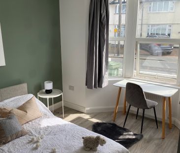 Stunning shared home in Hagden Lane! 198HAG - Room 4 - Photo 6