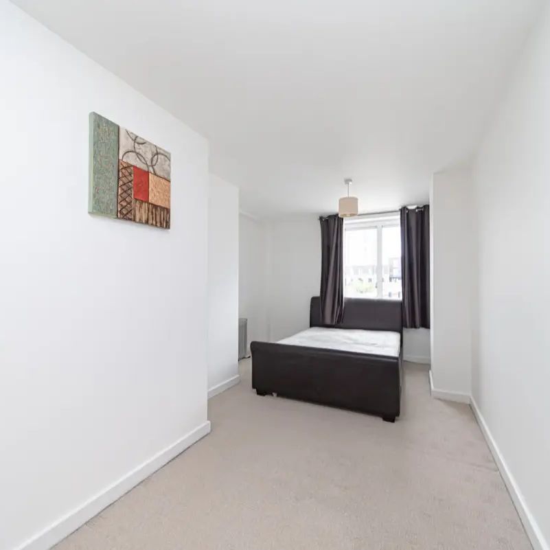 3 bedroom flat in London - Photo 1