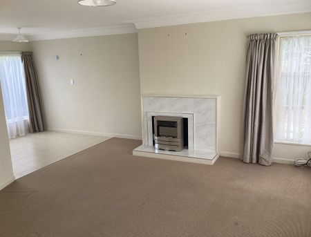 SPACIOUS 2 BEDRROM UNIT IN ST HELIERS - Photo 2