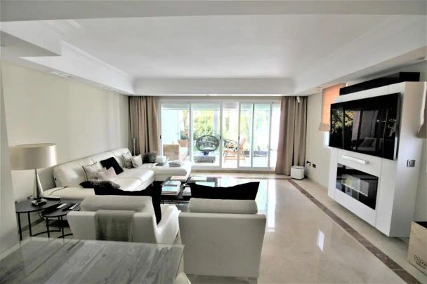 Casa o chalet de alquiler en Pintor Losada, 61, Lomas de Marbella Club - Photo 1