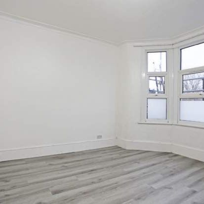 2 bedroom property to rent in London - Photo 1