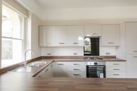 2 Bed Flat - Photo 4