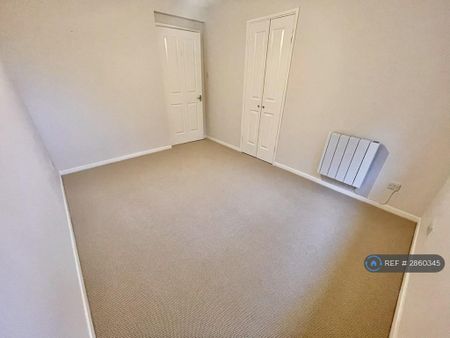 1 bedroom in a flat share to rent - Photo 2