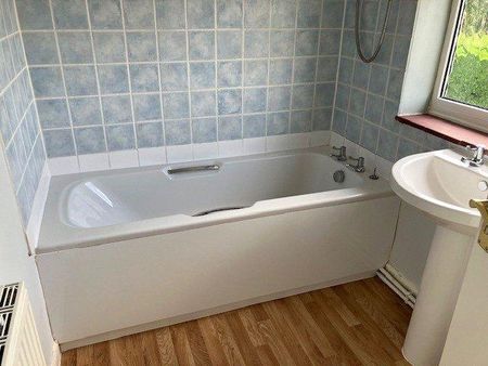 3 bedroom end of terrace house to rent - Photo 4