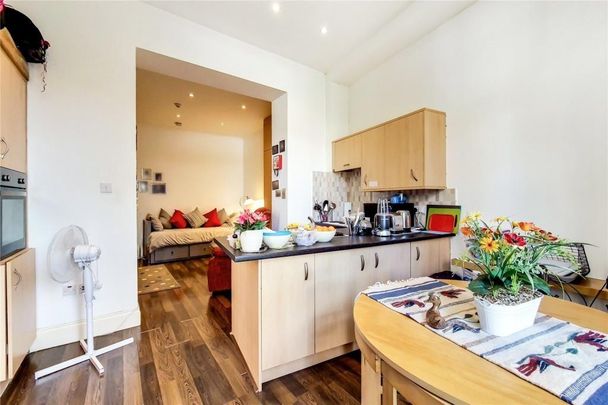 Studio to rent - Photo 1