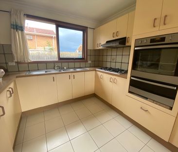 REFRESHED THREE BEDROOM TOWNHOUSE - Photo 5