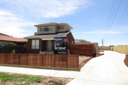 “Beautifully Designed Townhouse” - Photo 5