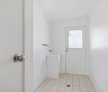 IMMACULATE FAMILY HOME! - Photo 3