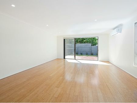 LUXURY TOWNHOUSE - Photo 4