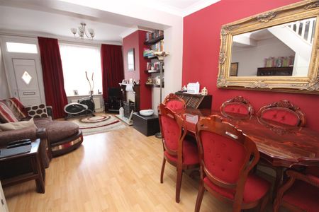 2 bedroom Terraced House to let - Photo 5