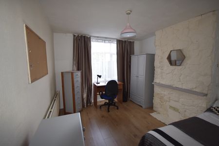 5 Bed Semi-Detached House, Burgess Road, SO16 - Photo 4