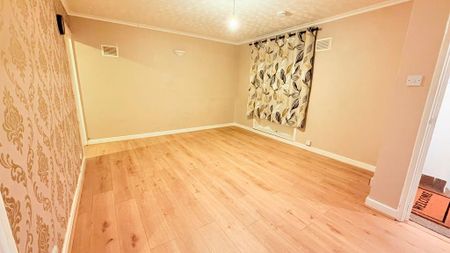 4 bedroom end of terrace house to rent - Photo 3