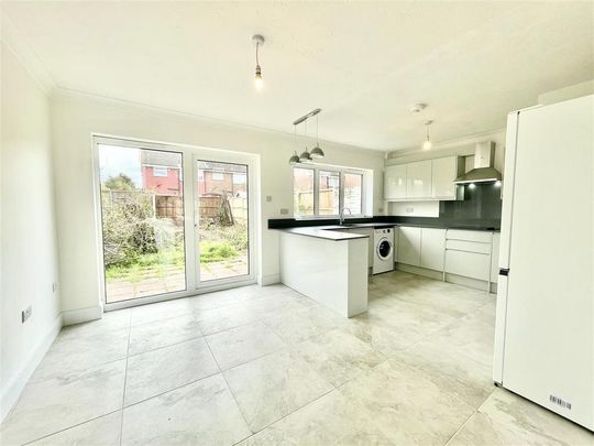 3 bedroom end of terrace house to rent - Photo 1